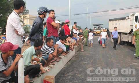 Xe ben lùi bất cẩn, bé trai 4 tuổi thiệt mạng