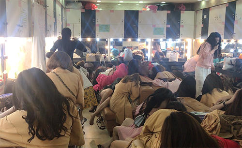 Phục kích 'nhà hàng thác loạn', bắt loạt cô gái 'mặc như không' đang 'chiều' khách