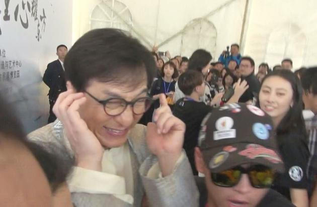 Thành Long bịt tai khi bị hỏi chuyện con gái sống ở hầm cầu