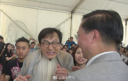 Thành Long bịt tai khi bị hỏi chuyện con gái sống ở hầm cầu