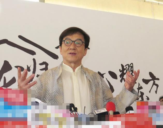 Thành Long bịt tai khi bị hỏi chuyện con gái sống ở hầm cầu