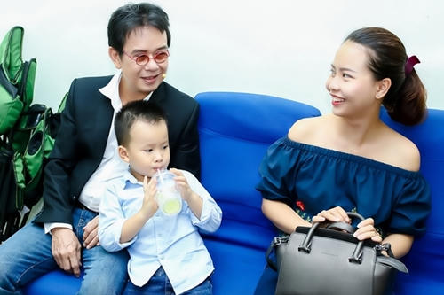 Nhạc sĩ Đức Huy hát tặng vợ kém 44 tuổi sau khi làm bố