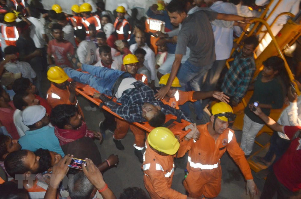 Ám ảnh hiện trường sập cầu vượt cướp đi sinh mạng 18 người ở Ấn Độ