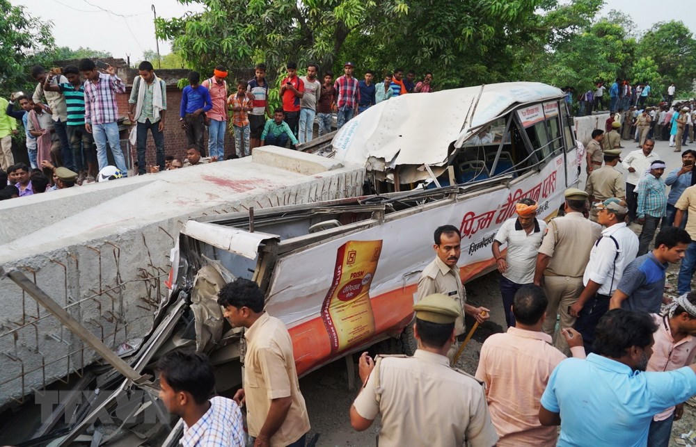 Ám ảnh hiện trường sập cầu vượt cướp đi sinh mạng 18 người ở Ấn Độ