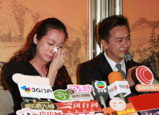 Người mẫu Tưởng Lệ Toa khóc sụt sùi trong khi chồng xin lỗi công chúng,đồng nghiệp.