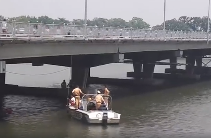 hue: nguoi dan ong om chau be lao xuong song huong tu tu hinh anh 1