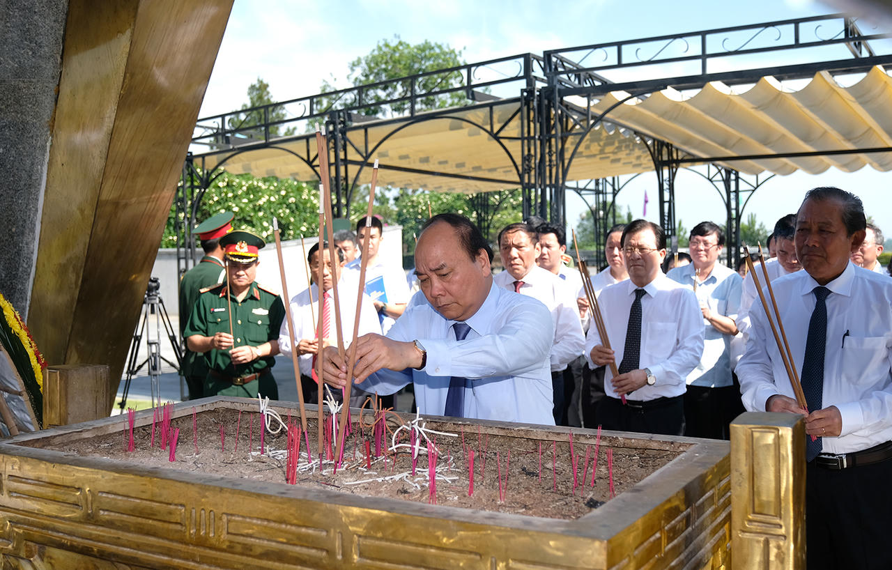 Lãnh đạo Chính phủ dâng hương tại Nghĩa trang Liệt sĩ Trường Sơn, Đường 9