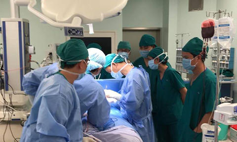 Bé gái 4 tuổi bị bút bi đâm thấu ngực