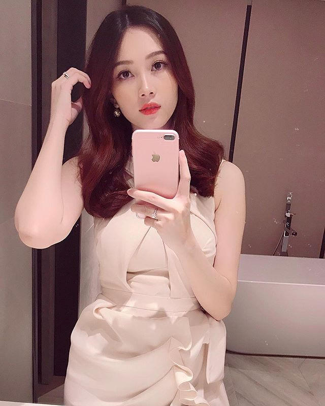 hh dang thu thao khoe anh sau 2 thang sinh con, fan ngat ngay khen hinh anh 1