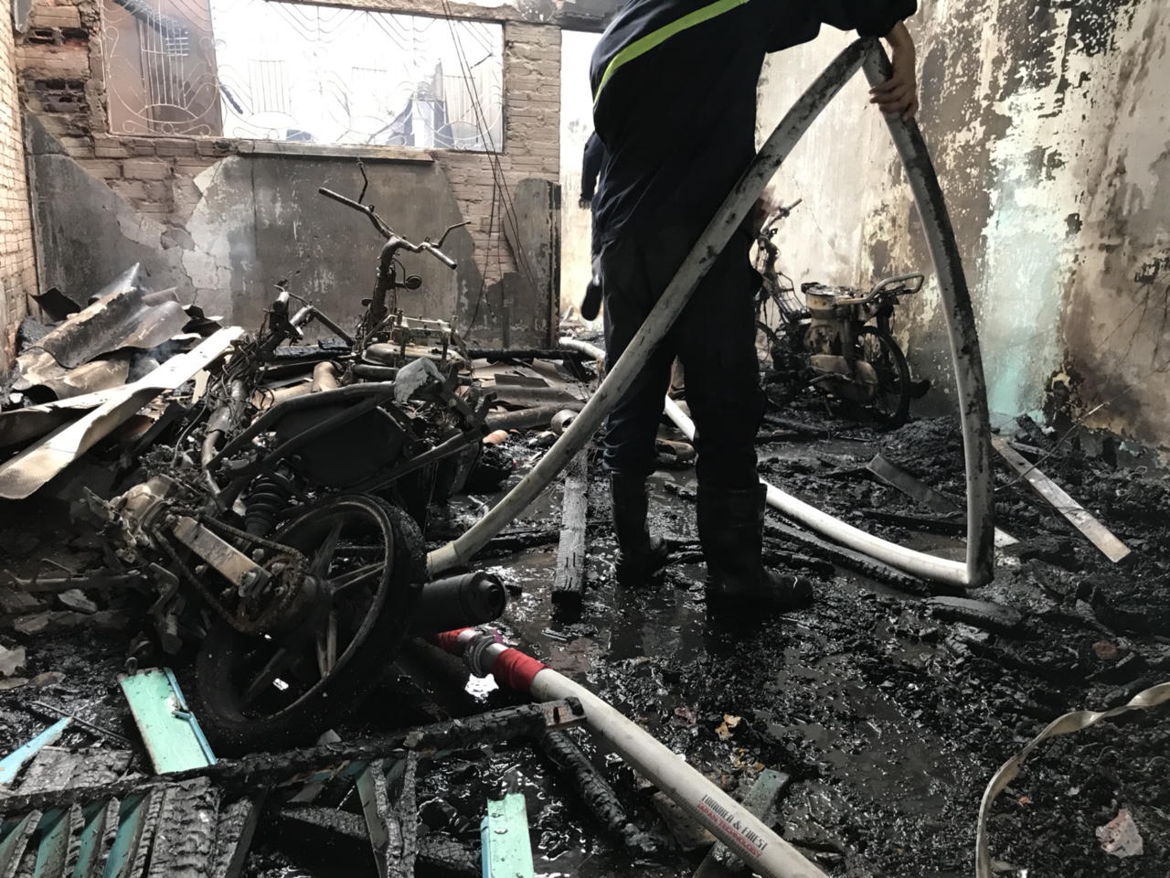 Cháy dữ dội thiêu rụi 5 căn nhà 