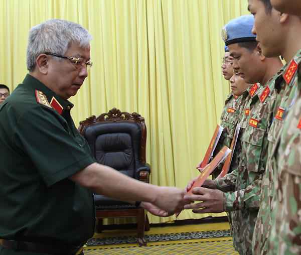  7 sĩ quan nhận quyết định đi làm nhiệm vụ gìn giữ hòa bình LHQ