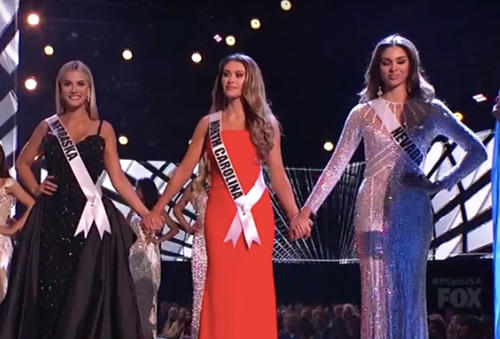 Chung kết cuộc thi Miss USA 2018 diễn ra ngày 21/5 tại Louisiana, Mỹ với sự tham gia của 51 thí sinh. Sarah Rose Summers (trái) của bang Nebraska giành chiến thắng. Kara McCullough trao lại vương miện cho người kế nhiệm. Á hậu 1 là thí sinh của bang North Carolina (váy đỏ). Á hậu 2 thuộc về đại diện Nevada (phải).