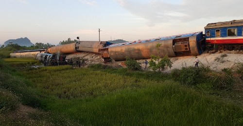 Vụ tạn nạn khiến đầu tàu và 7 toa khác bị lật. Ảnh: Lê Hoàng.