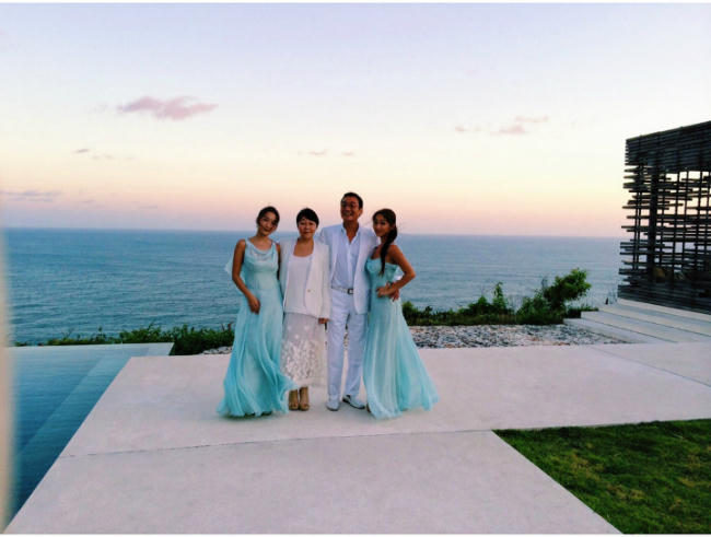 Vợ chồng ngôi sao phim Người tình và hai con gái.