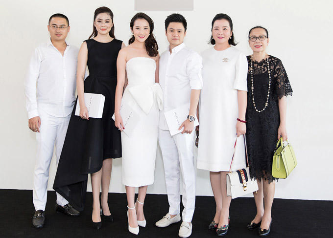 Mẹ của Primmy Trương là bà Xuân Trang (thứ hai từ phải qua) - hiệu trưởng một ngôi trường chuyên phát triển cá nhân và đào tạo tài năng ở TP HCM. Bà từng ngồi ghế giám khảo Hoa hậu Hoàn vũ Việt Nam 2017. Primmy hé lộ, mẹ cô rất quý Phan Thành.