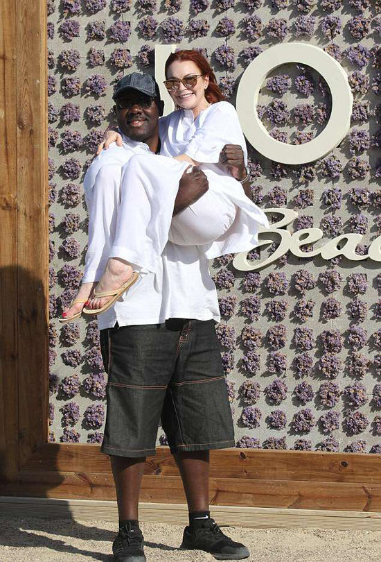 Lindsay Lohan và người bạn trước hộp đêm mới của cô ở Mykonos, Hy Lạp.