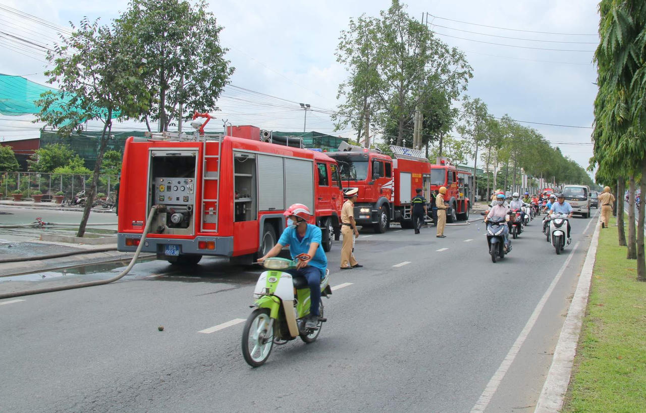 Xe chở nhiên liệu bốc cháy dữ dội tại trạm xăng