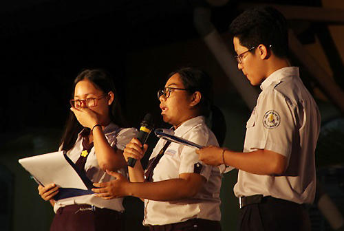 Khanh (giữa) kể về cha. Ảnh: Mi Lăng.