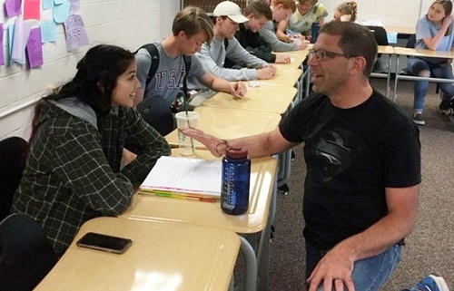 Thầy Syrie trong một tiết học ở lớp. Ảnh: Monte Syria