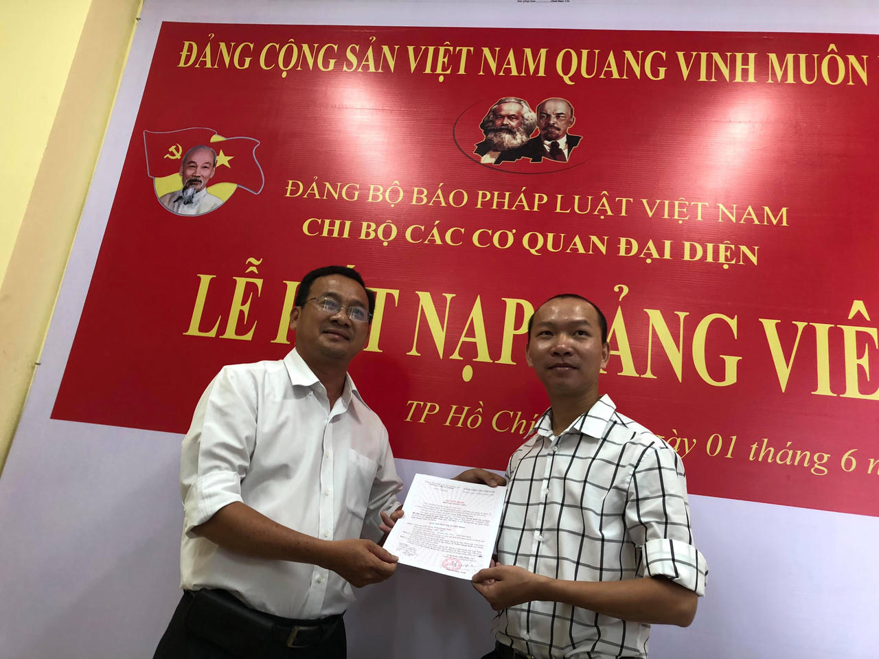 Đảng bộ Báo Pháp luật Việt Nam kết nạp đảng viên mới