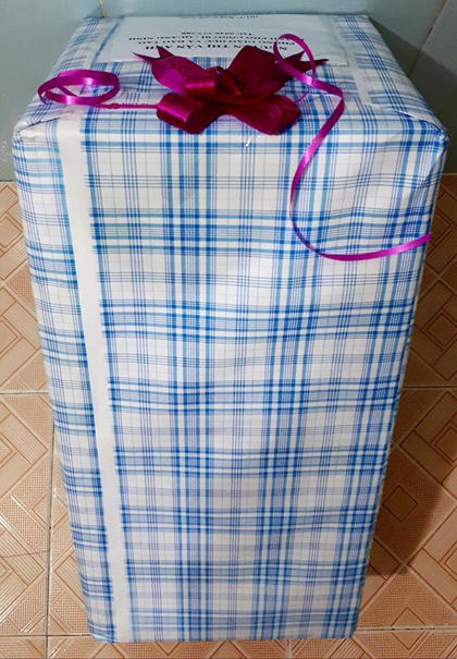 Làm ở công ty xây dựng sẵn gạch, hơn 8h sáng tới cơ quan, anh Dương liền nhặt hai viên gạch gói ghém vào một chiếc thùng lớn. Sau đó bê thùng ra cửa hàng đồ lưu niệm, định bụng mua giấy, nơ về gói. Nhưng rồi anh nghĩ, có về nhà mình cũng không bọc được, nên sau cùng nhờ cửa hàng.