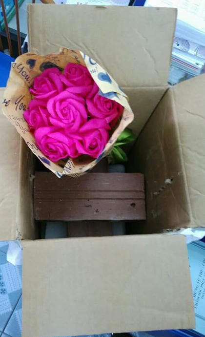 Tôi đắn đo mãi, rồi nói mượn cửa hàng một cái phòng kín. Tôi bê vào phòng vệ sinh, nhét hoa lên hai viên gạch, rồi nhét thêm tấm xốp lên trên, sau đó mới dám bê ra cho cửa hàng gói, vì sợ họ nhìn thấy xấu hổ, anh Dương kể.