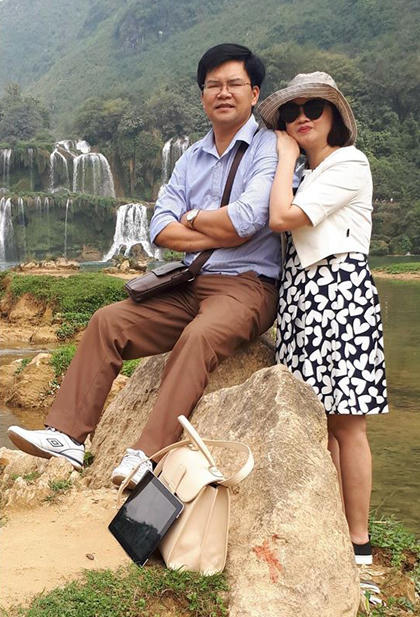 22 năm sống chung, anh Dương hay dìm hàng vợ, nên để tránh vợ không sập bẫy, người chồng này khéo léo đánh máy, đồng thời khi sai tên người tặng. Trên hộp quà cũng ghi hàng dễ vỡ xin nhẹ tay. Hơn 9h sáng, món quà đã hiện diện ở cơ quan chị Vân Anh, kế toán phòng giáo dục huyện.