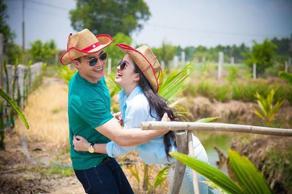 Mối lương duyên của Quốc Cơ và MC Hồng Phượng bắt đầu từ chuyến công tác Hoa Kỳ với vai trò đại sứ văn hóa. Thời điểm ấy, tính cách trầm ổn của Giang Quốc Cơ đã khiến trái tim Hồng Phượng bị lay động. Dù trước đó vài năm cô từng thực hiện bài phỏng vấn hoàng tử xiếc này.