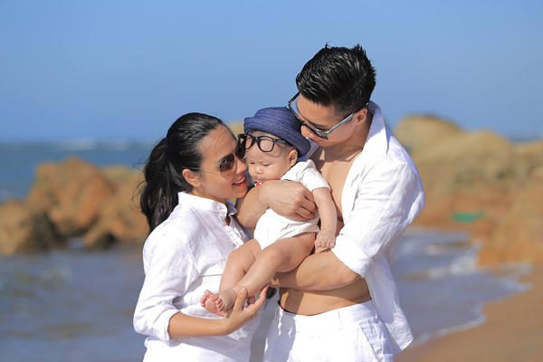 Bắt đầu từ đây, cả hai quen biết rồi nên duyên với nhau. Đến năm 2015, họ mới đăng ký kết hôn khi có con trai nhỏ.