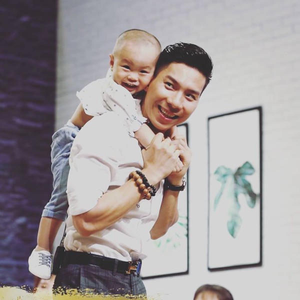 Và giống như anh trai dù đi công tác nhiều nhưng mỗi lần về nhà anh đều dành toàn tâm trí cho vợ và con.