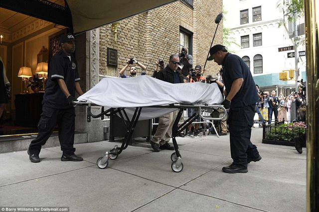 Thi thể của NTK nổi tiếng được đưa khỏi căn hộ của bà. Gia đình Spade tiết lộ bà bị chứng rối loạn lưỡng cực đã nhiều năm. Chị gái của Kate nói: Tôi tin em mình đã không được quan tâm chăm sóc đầy đủ.