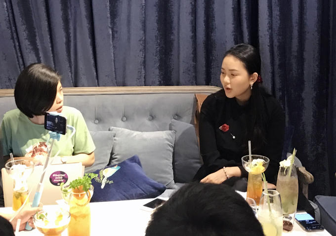 Phan Như Thảo trao đổi với báo chí sau sự việc. Ảnh: Tin Tin.