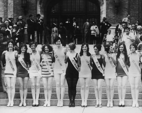 Thí sinh Miss America vào năm 1927 tại Atlantic City với trang phục thể thao khoe chân.