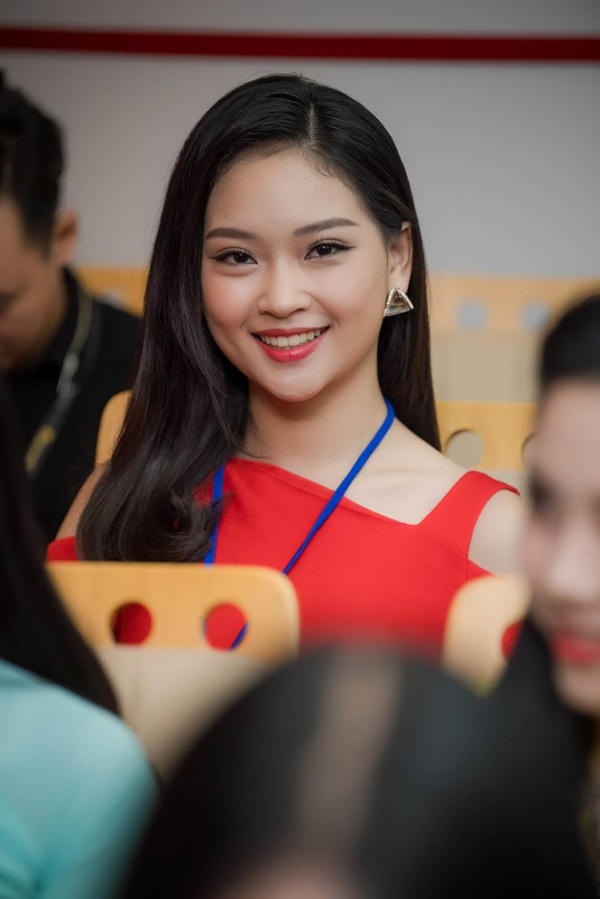 Phạm Ngọc Khánh Linh là em gái út của Giải bạc Siêu mẫu - Thuỳ Linh và Á khôi Áo dài - Phương Linh. Người đẹp năm nay tròn 18 tuổi, tốt nghiệp lớp 12 Đại học Quốc gia và vừa nhận học bổng của Đại học RMIT. Tuy nhiên, Khánh Linh vẫn muốn tiếp tục thử sức thi Đại học nên đến chiều ngày 9/6 mới quyết định nộp hồ sơ.