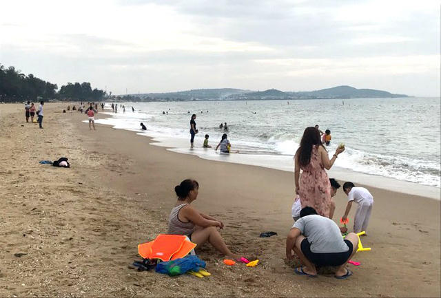  Người dân địa phương và khách du lịch tắm biển ở bãi Đồi Dương, TP. Phan Thiết. 