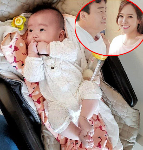 Thiên thần nhỏ đangbận rộn mút ngón tay của cặp Baek Jong Won và So Yoo Jin.