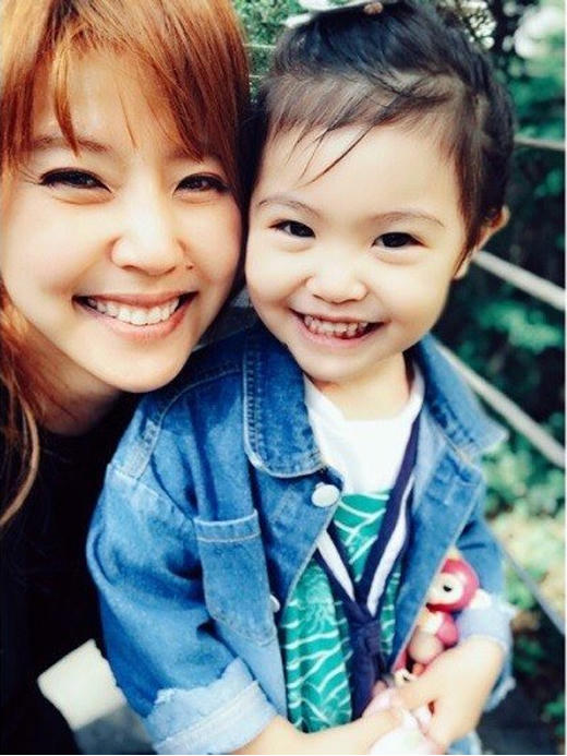 Lee Yoon Mi và cô con gái bản sao của mẹ.