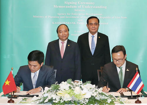 Thủ tướng Nguyễn Xuân Phúc gặp Thủ tướng Thái Lan