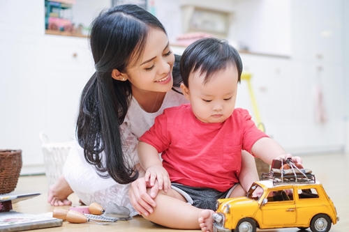 Diễn viên Thanh Trúc bên con trai.