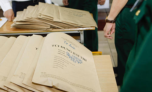 Mọi công tác in sao, vận chuyển đề thi, bài thi của thí sinh trong kỳ thi THPT quốc gia đều có nhân viên an ninh giám sát. Ảnh kiểm tra túi đựng bài thi của thí sinh năm 2017:Hoàng Thành.