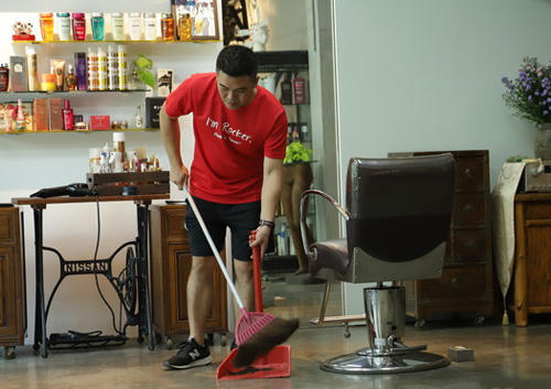 Mã Quốc Tất quét dọn để báo đáp chủ tiệm cắt tóc.