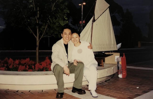  Trần Đình Đình và đạo diễn Trương Nghệ Mưu trong những ngày đầu mới yêu và quen biết. Mối quan hệ gần 20 năm của họ được giữ kín suốt nhiều năm qua. 