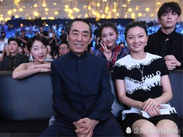  Được biết, Trần Đình Đình quen đạo diễn họ Trương khi đang còn là một cô sinh viên tuổi đôi mươi. Tài năng và sự từng trải của đạo diễn họ Trương khiến cô sinh viên trẻ xinh đẹp mê mẩn. Cô quyết định trở thành người phụ nữ của đạo diễn tài năng bậc nhất Trung Quốc trong nhiều năm mà không có danh phận. 