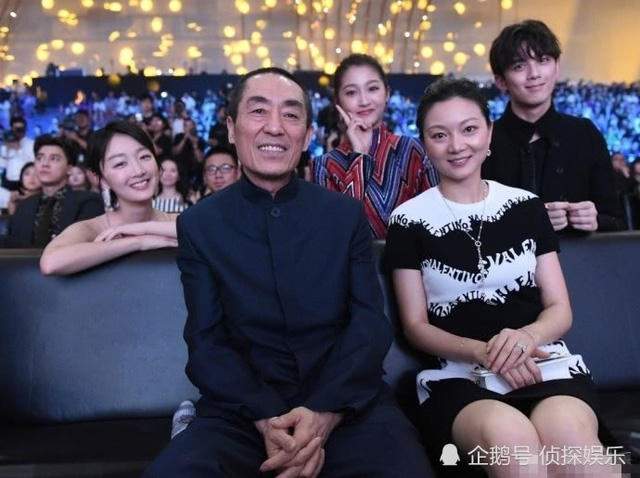  Trần Đình Đình kém chồng tới 31 tuổi và là người vợ thứ hai của đạo diễn tài năng này. Trần Đình Đình và Trương Nghệ Mưu đã có với nhau hai cậu con trai và một cô con gái. Cuộc hôn nhân của họ được giữ kín trong nhiều năm và chỉ được truyền thông Trung Quốc phát hiện vào năm 2013 khi đạo diễn họ Trương bị phạt vì sinh con thứ ba. 