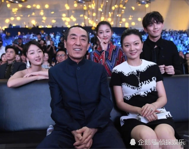  Tối qua 17/6, đạo diễn Trương Nghệ Mưu đưa vợ, nữ diễn viên Trần Đình Đình, tới tham dự một sự kiện của làng giải trí ở Bắc Kinh, Trung Quốc. Sự kiện này có sự tham gia của khá nhiều nghệ sĩ nổi tiếng xứ hương cảng. Khác với quá khứ, Trương Nghệ Mưu giờ đây không còn ngần ngại khi bị giới săn chụp hình khi sánh đôi cùng vợ. 