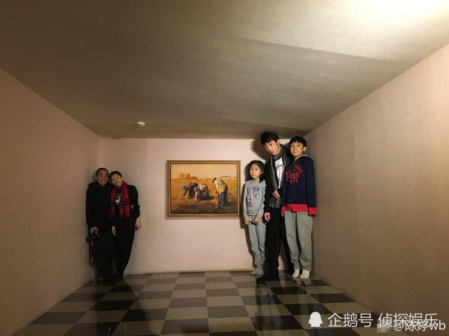  Đạo diễn Trương Nghệ Mưu cho biết, vợ ông là một phụ nữ thông minh, tháo vát và rất chu đáo. Cô thực sự là hậu phương vững chắc của chồng. Ngoài việc chăm chút gia đình rất tốt, Trần Đình Đình còn dạy bảo ba đứa con trở thành những em bé ngoan, thông minh và tình cảm. 