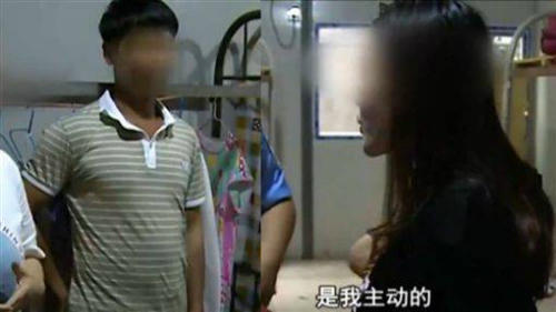 Anh Zhang (áo kẻ) và người vợ tại đồn cảnh sát. Ảnh: Today.