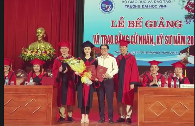 Sau khi tặng hoa cho Duyên, Dũng đứng chụp hình cùng người yêu và hai thầy giáo.