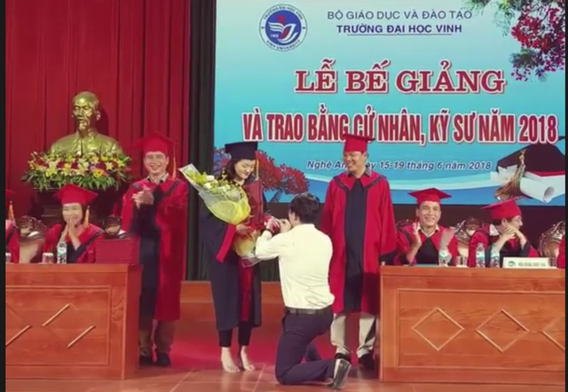  Sau một hồi đắn đo, Duyên đồng ý để Dũng đeo nhẫn vào tay. 