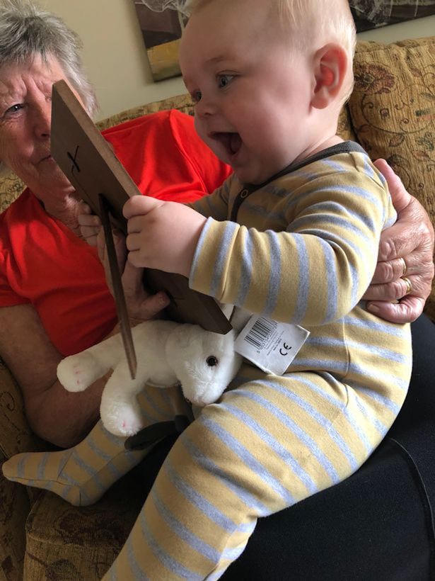 Bé Sonnie hôn bức ảnh của bố vào buổi sáng sau khi bố qua đời.